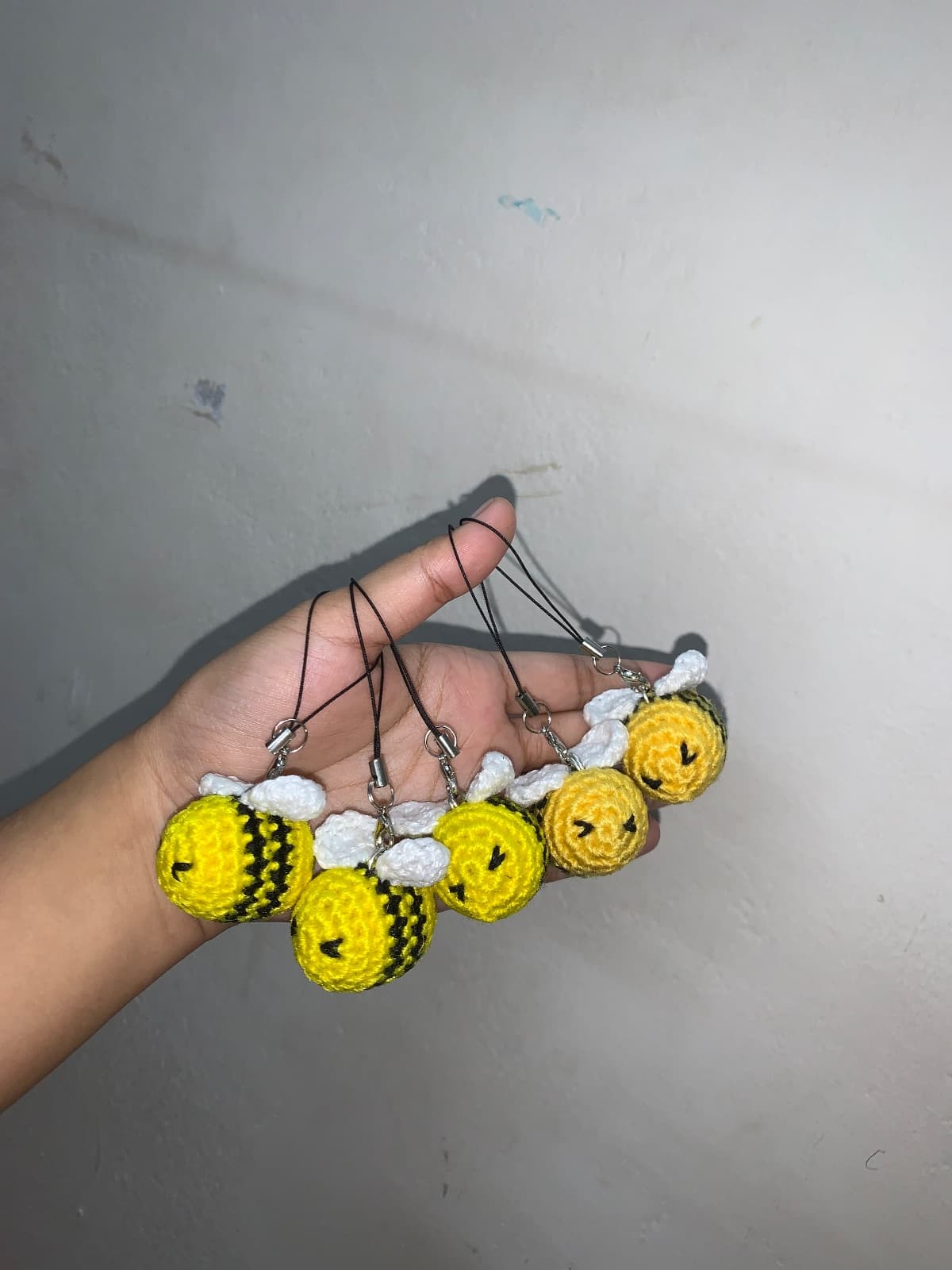 Bee phonecharm (one)
